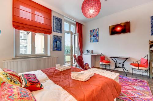 um quarto com uma cama grande e cortinas vermelhas em Lion Apartments - Deluxe Rooms 150 m from the sea & Sopot Center em Sopot