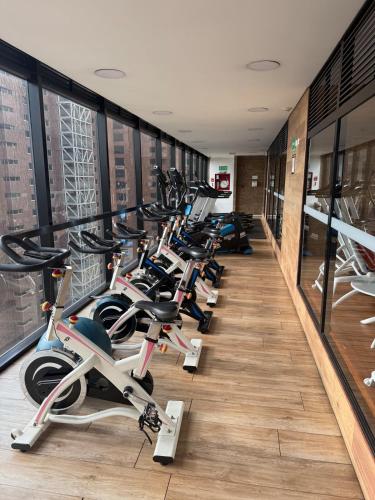 a row of exercise bikes in a gym at Hermoso Apartamento Equilibrium 1509 in Bogotá