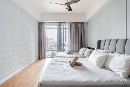 Ένα ή περισσότερα κρεβάτια σε δωμάτιο στο Designer Luxury Condo Near Bukit Bintang