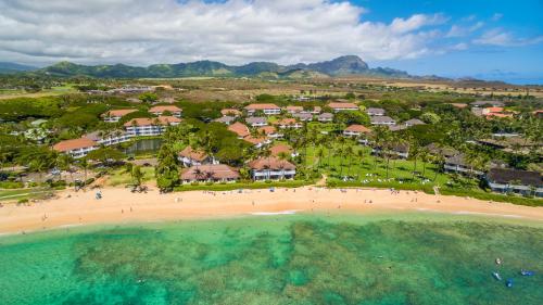 una vista aerea di una spiaggia con un resort di Kiahuna Plantation and Beach Bungalows by Castle a Koloa