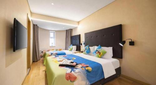 a bedroom with two twin beds with a large bedspread with chickens at Yitel Shenyang Sanhao Street Shengjing Hospital in Shenyang
