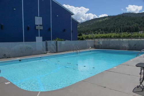 een zwembad aan de zijkant van een gebouw bij Wedge Mountain Inn in Leavenworth