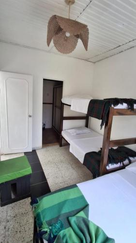 a room with two bunk beds and a ceiling at Villa Confort Hotel in La Mesa