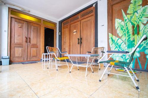 a group of chairs and a table in a room at Omah Simbah Malioboro in Ngabean