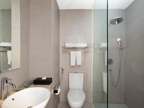 Koupelna v ubytování Hotel Santika Pekalongan