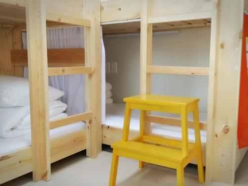 Tempat tidur susun dalam kamar di Bae Bae Guesthouse