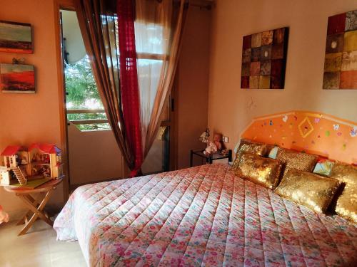 a bedroom with a large bed and a window at Deluxe garden flat near Terra-Mítica in Benidorm