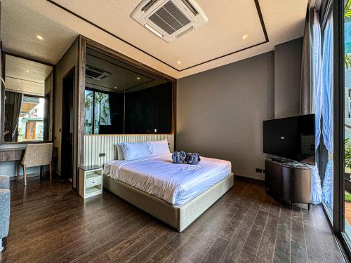 Un pat sau paturi într-o cameră la The Ozone Luxury Villas Phuket