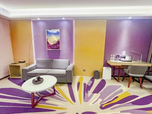 a living room with a couch and a table at Lavande Hotel Huizhou Shiwan in Huizhou
