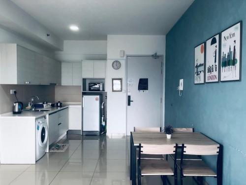 Η κουζίνα ή μικρή κουζίνα στο Ardent Homes at i-City - WiFi TV Box 1 Carpark