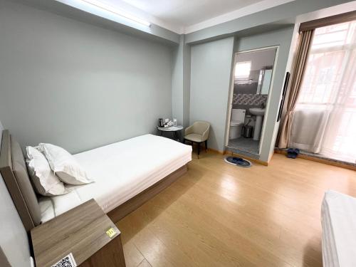 Postel nebo postele na pokoji v ubytování Boudha Apart Hotel