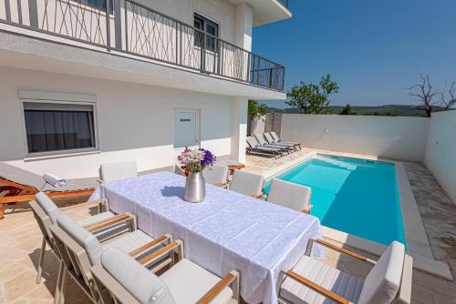 Bazén v ubytování Luxury 2BR Penthouse in Villa with Pool nebo v jeho okolí