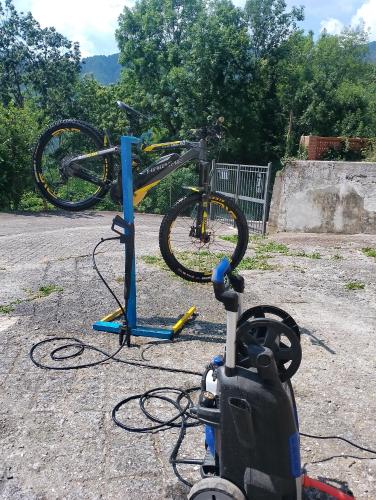 a bike on a bike stand next to a moped at Casa Vacanze SolEsport in Caprauna