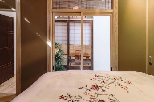 Postel nebo postele na pokoji v ubytování Machiya Maya Gion