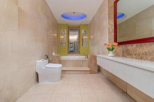 une salle de bain avec toilettes, baignoire et lavabo dans l'établissement Borrman Hotel Yongzhou Lingling Ancient Town Government, à Guzhuting