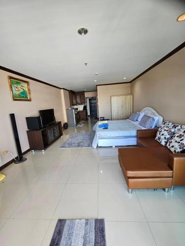 a large room with a bed and a couch at วิวทะเล5 c in Ban Chek