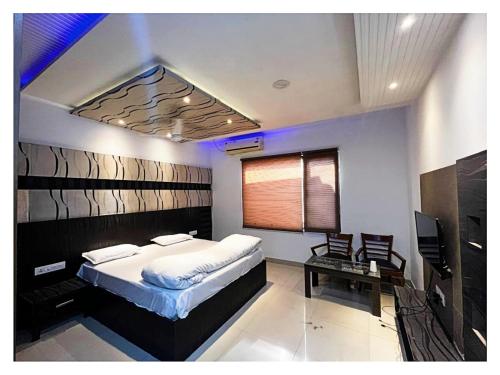 a bedroom with a bed and a television in it at Hotel Alitus Nangal in Nāngal