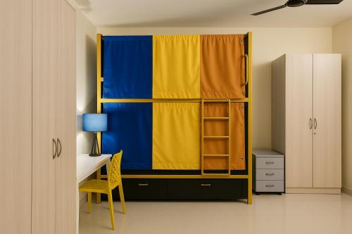 Кровать или кровати в номере HosteLife Brookfield By De Royale Hotels