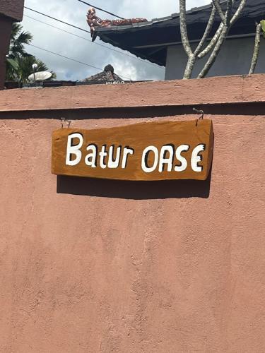 a sign on the side of a wall at Batur OASE in Kubupenlokan