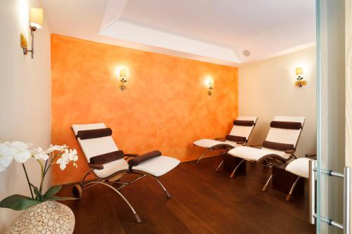 a waiting room with four chairs in a row at Apparthotel Sonne in Obertauern