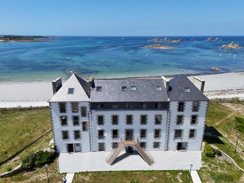 vista aerea di un edificio vicino alla spiaggia di Le Spa sur la dune, Santec, Bretagne a Santec