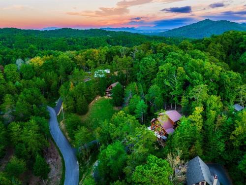 Smokies Sanctuary - Smoky Mtn A-Frame Hot Tub Mountain Views Firepit photo 10