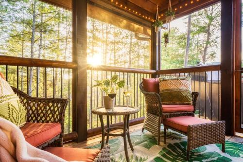 Smokies Sanctuary - Smoky Mtn A-Frame Hot Tub Mountain Views Firepit photo 21