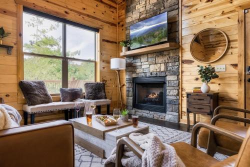 Smokies Sanctuary - Smoky Mtn A-Frame Hot Tub Mountain Views Firepit photo 69