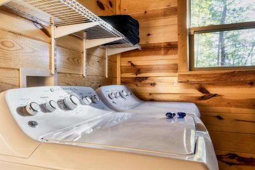 Smokies Sanctuary - Smoky Mtn A-Frame Hot Tub Mountain Views Firepit photo 70
