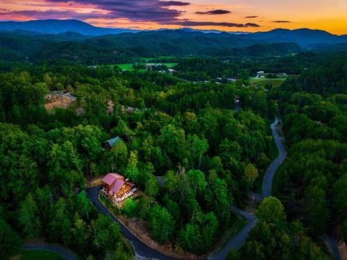 Smokies Sanctuary - Smoky Mtn A-Frame Hot Tub Mountain Views Firepit photo 74
