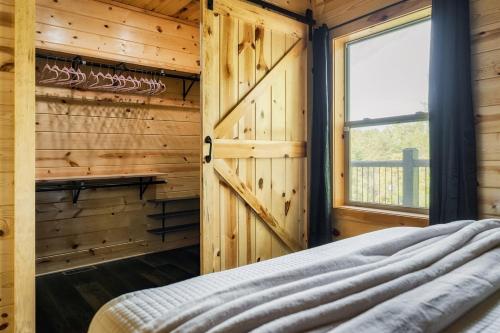 Smokies Sanctuary - Smoky Mtn A-Frame Hot Tub Mountain Views Firepit photo 80