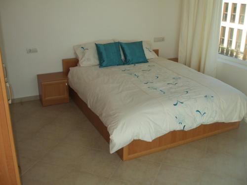 ロゼネッツにあるSamara Apartmentのベッドルーム1室(青い枕付)