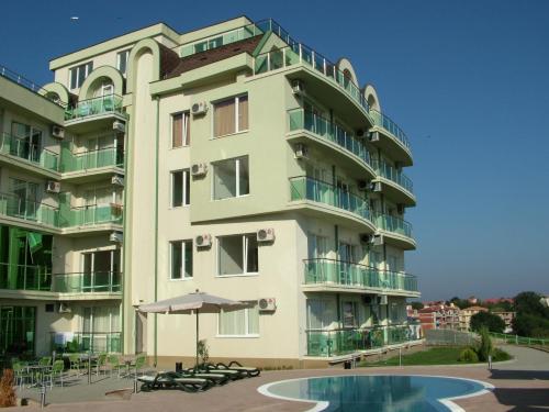 ein Gebäude mit einem Pool davor in der Unterkunft Samara Apartment in Lozenets