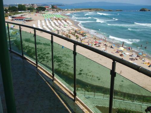 Blick auf einen Strand mit Menschen und dem Meer in der Unterkunft Samara Apartment in Lozenets