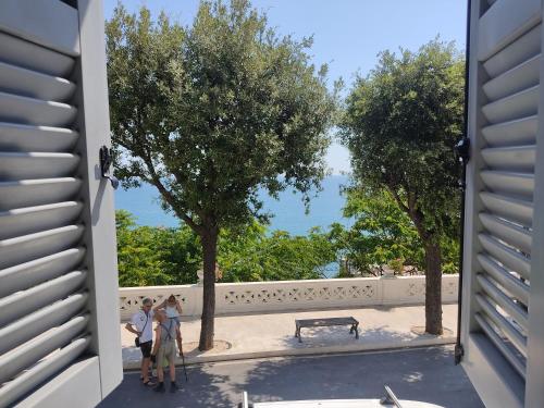 a group of people looking at a bench on a wall at desideri 2 affittacamere in Numana