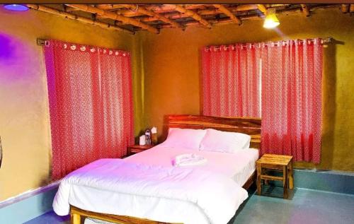 Postel nebo postele na pokoji v ubytování Giri Raj Resort Bandarban