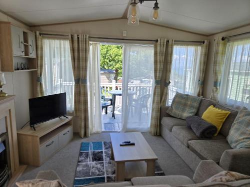 Televisyen dan/atau pusat hiburan di luxury new 3 bed caravan with stunning sea view on private beach in Thorness bay