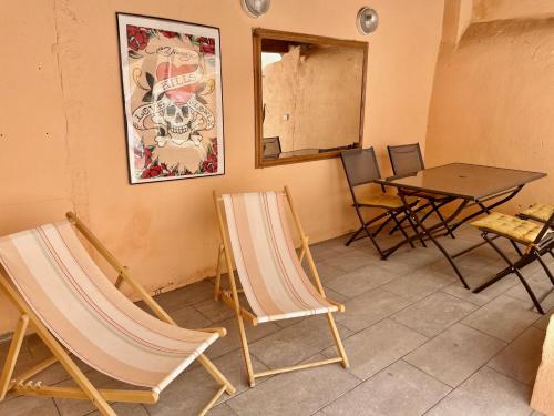 Photo de la galerie de l'établissement Patio, Table de Massage, Climatisé, Le Cocon de Pedro, à Carcassonne