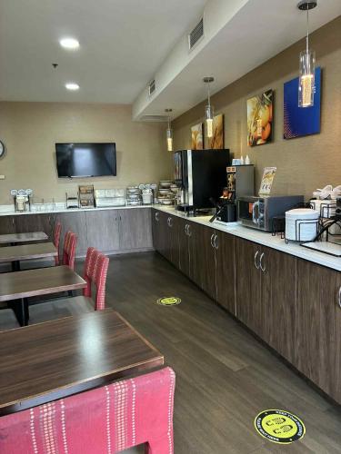 a fast food restaurant with tables and a bar at Comfort Inn & Suites Near Lake Guntersville in Scottsboro