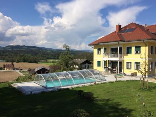 The swimming pool at or close to Ferienwohnung am Bauernhof Straßonig vulgo Hornis