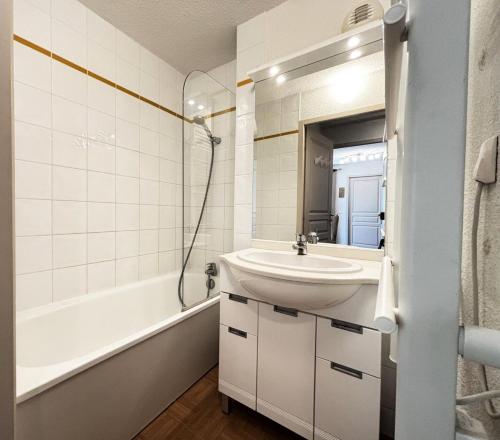 une salle de bain avec un lavabo, une baignoire et des toilettes dans l'établissement Les Chalets Des Evettes - Appartement vue montagnes dans une résidence avec piscine MAE-3104, à Notre-Dame-de-Bellecombe