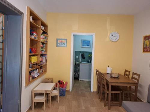 Knihovna v apartmánu
