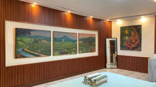 Postel nebo postele na pokoji v ubytování Evergreen Lodge