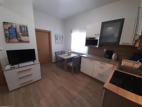 Apartment Jelena - cozy two bedroom apartment only 70m from the beach, Diklo - Zadar