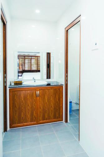 a bathroom with a sink and a mirror at HỒ MÂY PARK Vũng Tàu Khách Sạn - Resort in Vung Tau