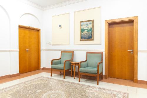 a waiting room with two chairs and a table at Al Shatti Villas in Salalah
