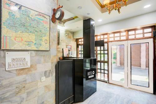 a room with a map on the wall at Hotel O Lashkar Gwalior in Gwalior
