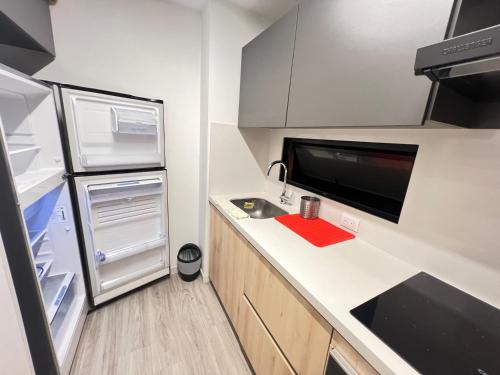Luxury Penthouse With a Rooftop Pool & 24h Gym, Near Zona G!にあるキッチンまたは簡易キッチン