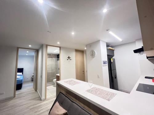 Luxury Penthouse With a Rooftop Pool & 24h Gym, Near Zona G!にあるキッチンまたは簡易キッチン