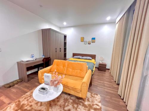 a living room with a couch and a bed at HPT Home II Vinhome Marina chuỗi Apartment - Homestay in Hai Phong